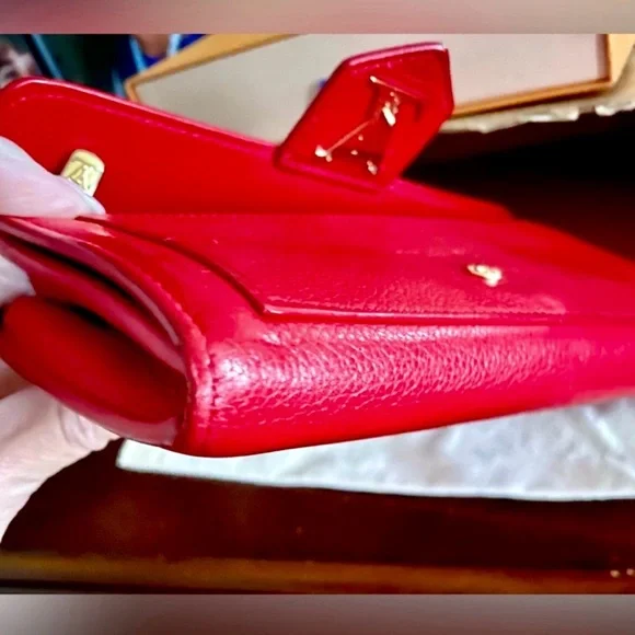 Never used in Box Louis Vuitton Lockme Long Wallet
M61277 - Picture 14 of 15